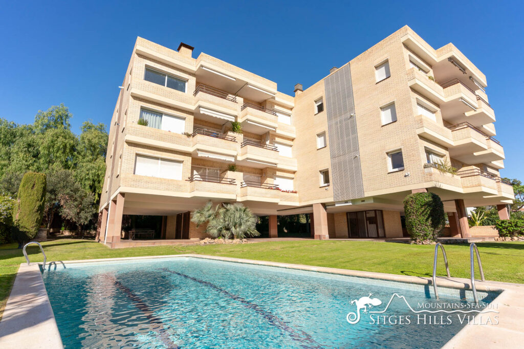 Cool Apartment lily with Communal Pool and A/C close to beach in Sitges