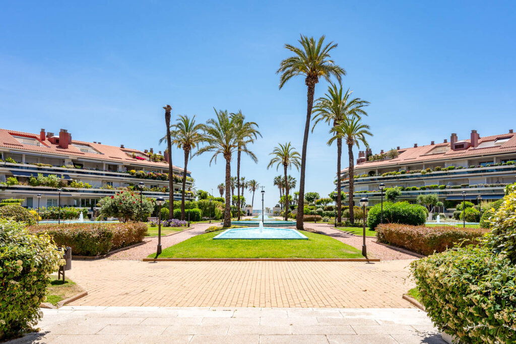 Apartment Tropicana Sitges - garden area