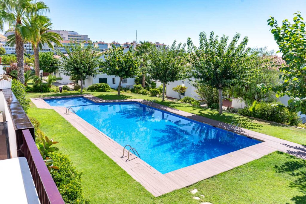Apartment Calmacita Sitges pool area