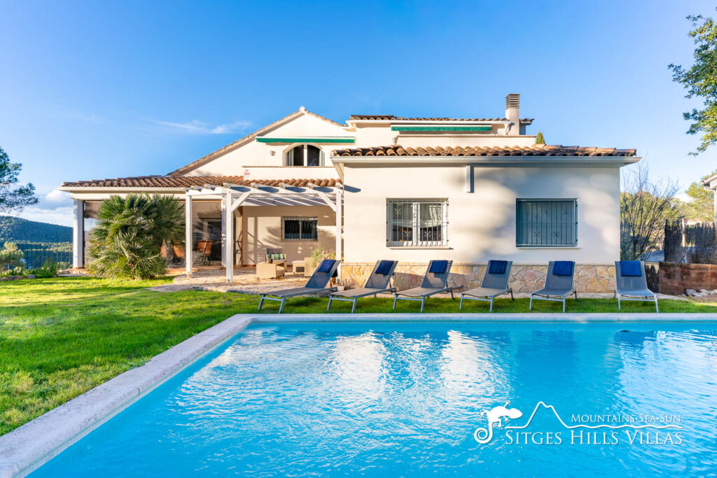 Spacious Villa Arizona with private pool near to Sitges