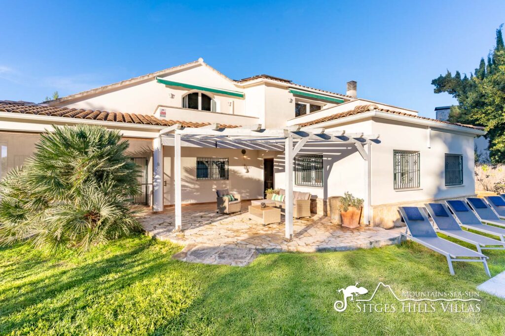 Spacious Villa Arizona with private pool near to Sitges