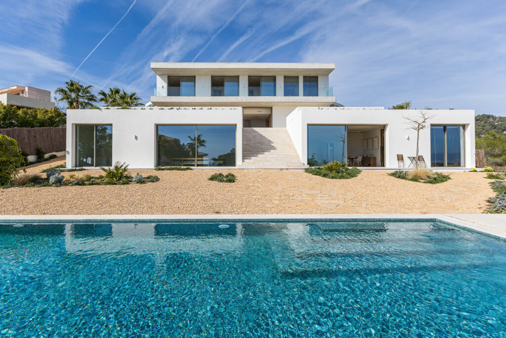 Villa Casablanca Sitges - pool and garden view