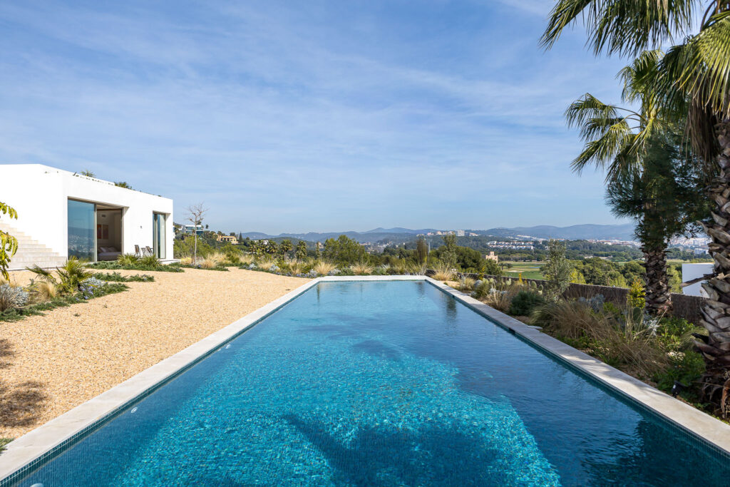 Villa Casablanca Sitges - pool and garden view 3