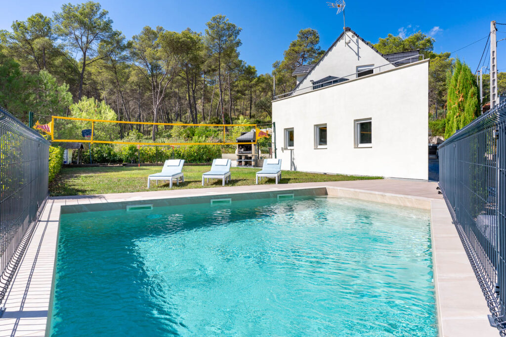 Villa Aurora Sitges - pool and garden view