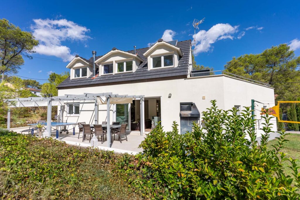 Villa Aurora Sitges - front garden view